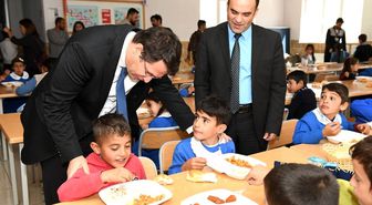 Kaymakam Çeçen öğrencilerle yemek yedi