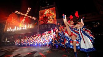 Moulin Rouge 130. yılında sokağa taştı: Kankan dansıyla yıl dönümü kutlandı