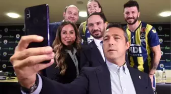 Ali Koç sponsorluk anlaşmasında selfie çekti