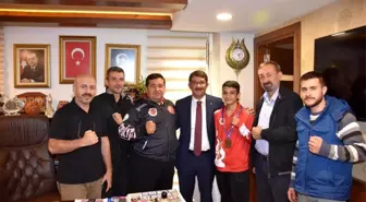 Başkan Çelik, şampiyon sporcuyu ödüllendirdi