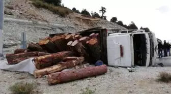 Kaş'ta kereste yüklü kamyon devrildi: 1 yaralı