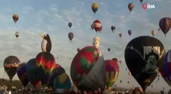 Sıcak hava balonları gökyüzünü renklendirdi