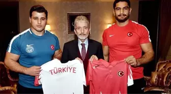 Taha Akgül ve Rıza Kayaalp'in yer aldığı güreşçiler Mehmetçik olacak