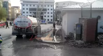 Hakkari Belediyesinden caddeler yıkama çalışması