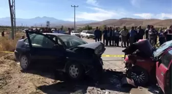 İki otomobil çarpıştı: 2 ölü, 3 yaralı