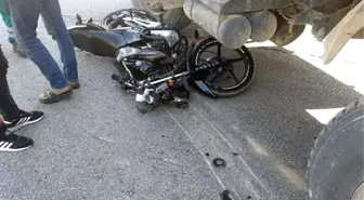 Kamyonet ile çarpışan motosiklet sürücüsü yaralandı