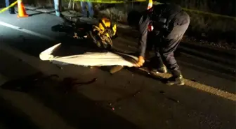 Motosiklet çarptı otomobilin altında kaldı: 1 ölü 2 yaralı