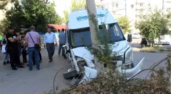 Öğrenci servisi ile hafif ticari araç çarpıştı: 10 yaralı