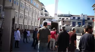 Sultangazi'de okula girmek isteyen 2 kişi güvenlik görevlisini darp etti