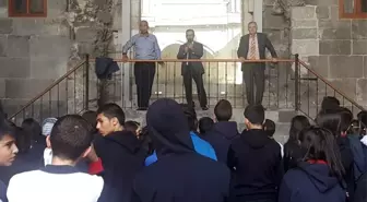 Tarihi medresede tarih dersi