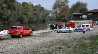 Kalabalığı görüp geldi, otomobilin ırmağa düştüğünü gördü