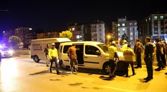 Minibüs polis aracına çarptı: 2'si polis, 3 yaralı