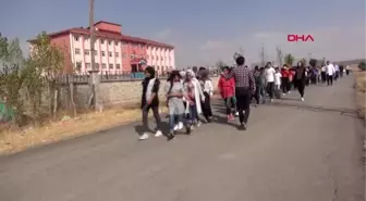 Muş öğrenci ve öğretmenler, beldeyi baştan sona temizledi