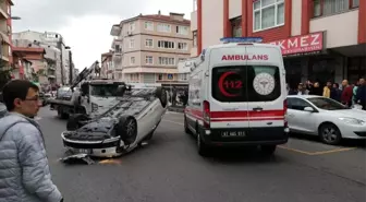 Park halindeki otomobilin lastiğine çarpıp takla attı