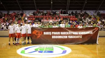 Basketbol maçında barış pınarı harekatına destek