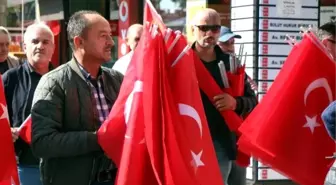 Bolu'da gazeteciler bayrak dağıttı