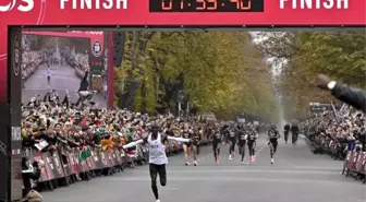 Kenyalı atlet Eliud Kipchoge, maratonu iki saatin altında koşan ilk sporcu olarak tarihe geçti