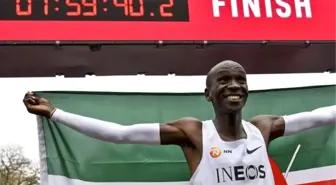 Kenyalı atlet Eliud Kipchoge tarihe geçti