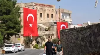 Mardin'de esnaf caddelere türk bayrakları astı