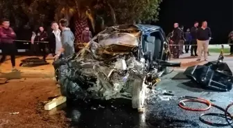 Hurdaya dönen otomobildeki sıkışanları itfaiye çıkarttı