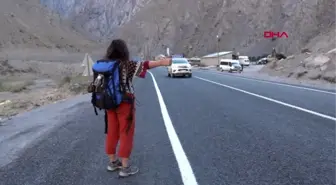 Hakkari otostopla çıktığı türkiye turunu, hakkari'de tamamladı