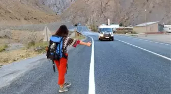 Otostopla çıktığı türkiye turunu, hakkari'de tamamladı