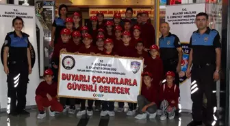 Polislerin eşlik ettiği çocuklar, gönüllerince eğlendi