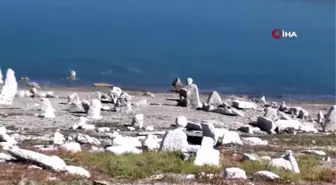 Baraj suyu çekildi, mezarlıktaki iskeletler ve kafatasları ortaya çıktı