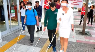 Gözlerini kapatarak, bastonla yürüdüler