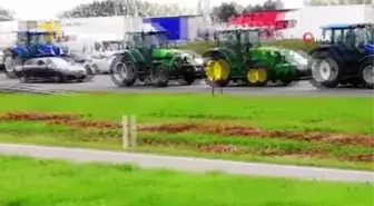 Hollandalı çiftçilerden protestoÇiftçiler traktörlerle yolu kapattı