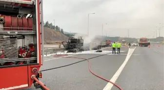 Kaza yapan TIR'lardan biri alev alev yandı