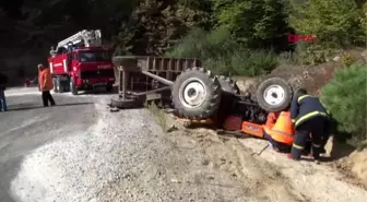 Kütahya odun yüklü traktör devrildi 1 yaralı