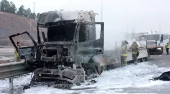 Kuzey Marmara Otoyolunda yanan TIR küle döndü