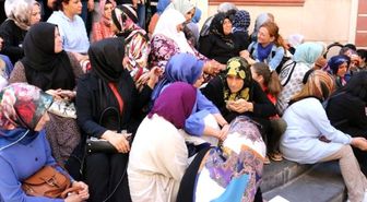 Öldürülen kadın teröristin annesinden HDP önünde oturma eylemi yapan ailelere çağrı: Vazgeçmesinler