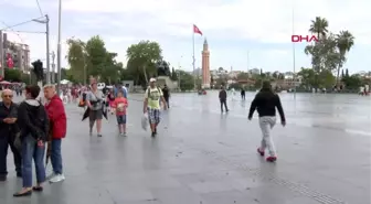 Antalya vatandaşlardan hem milli takıma hem de mehmetçiğe asker selamı