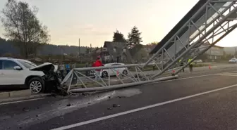 Arazi aracının çarptığı ışıklı tabela yolu trafiğe kapattı