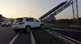 Arazi aracının çarptığı ışıklı tabela yolu trafiğe kapattı