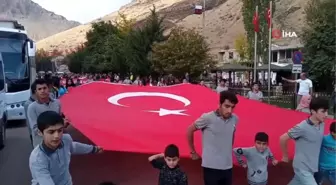 Bahçesaray'da sporculardan Mehmetçiğe asker selamı