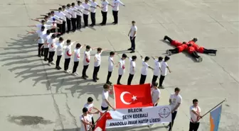 Barış Pınarı Harekâtına destek veren öğrenciler gövdeleriyle ay yıldız yaptılar