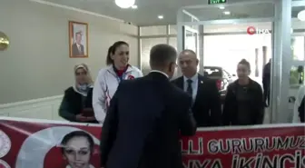 Çocuklardan milli boksör Elif Güneri'ye tebrik sarılması