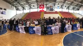 Kars'ta sporcu gençler protokolle 'asker selamı' verdi