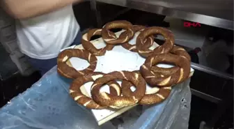 Kocaeli simit satarak mehmetçik vakfı'na bağışta bulundu