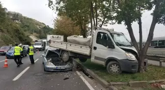 Samsun'da otomobil kamyonetin altına girdi: 2 yaralı