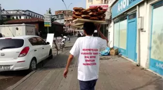 Simit satarak Mehmetçik Vakfı'na bağışta bulundu