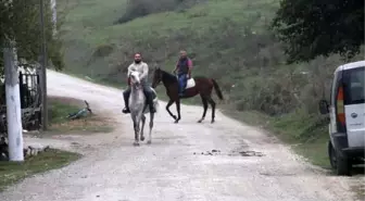 Bozuk yolları atlarla geçmeye başladılar