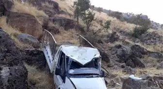 Derecik'te kamyonet şarampole yuvarlandı: 1 ölü, 2 yaralı