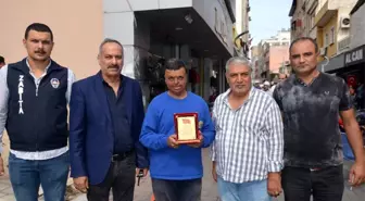 Esnaftan temizlik işçisine plaket