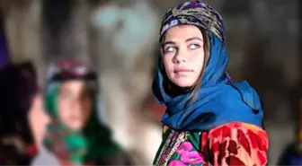 Güzel oyuncu Seda Tosun, dekolteli ve mini etekli pozuyla adından söz ettirmeyi başardı