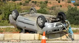 Otomobil refüje çarpıp takla attı, aynı aileden 4 kişi yaralandı