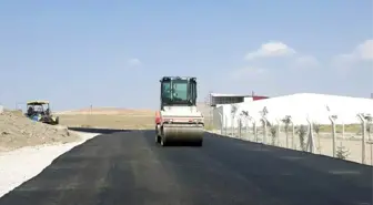 Van'da yol genişletme ve asfalt çalışması